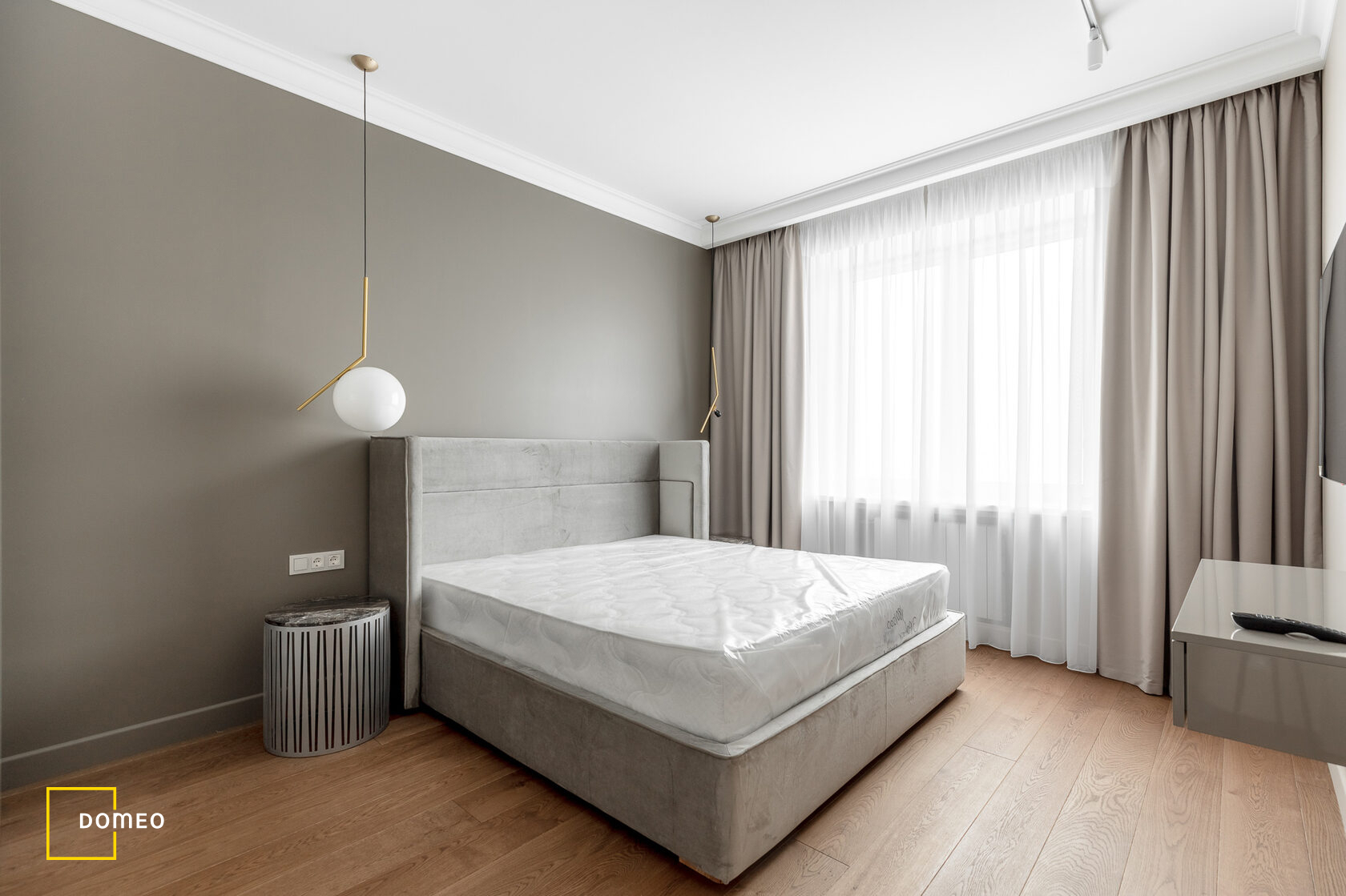 Ремонт нежной спальни в бежевых тонах с интересной идеей освещения