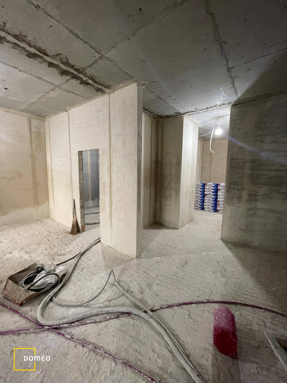 Выравнивание стен гипсокартоном и стяжка пола